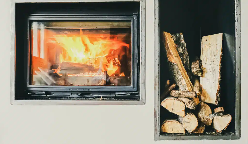 Joli feu de Cheminée et stock de bois insert-a-bois